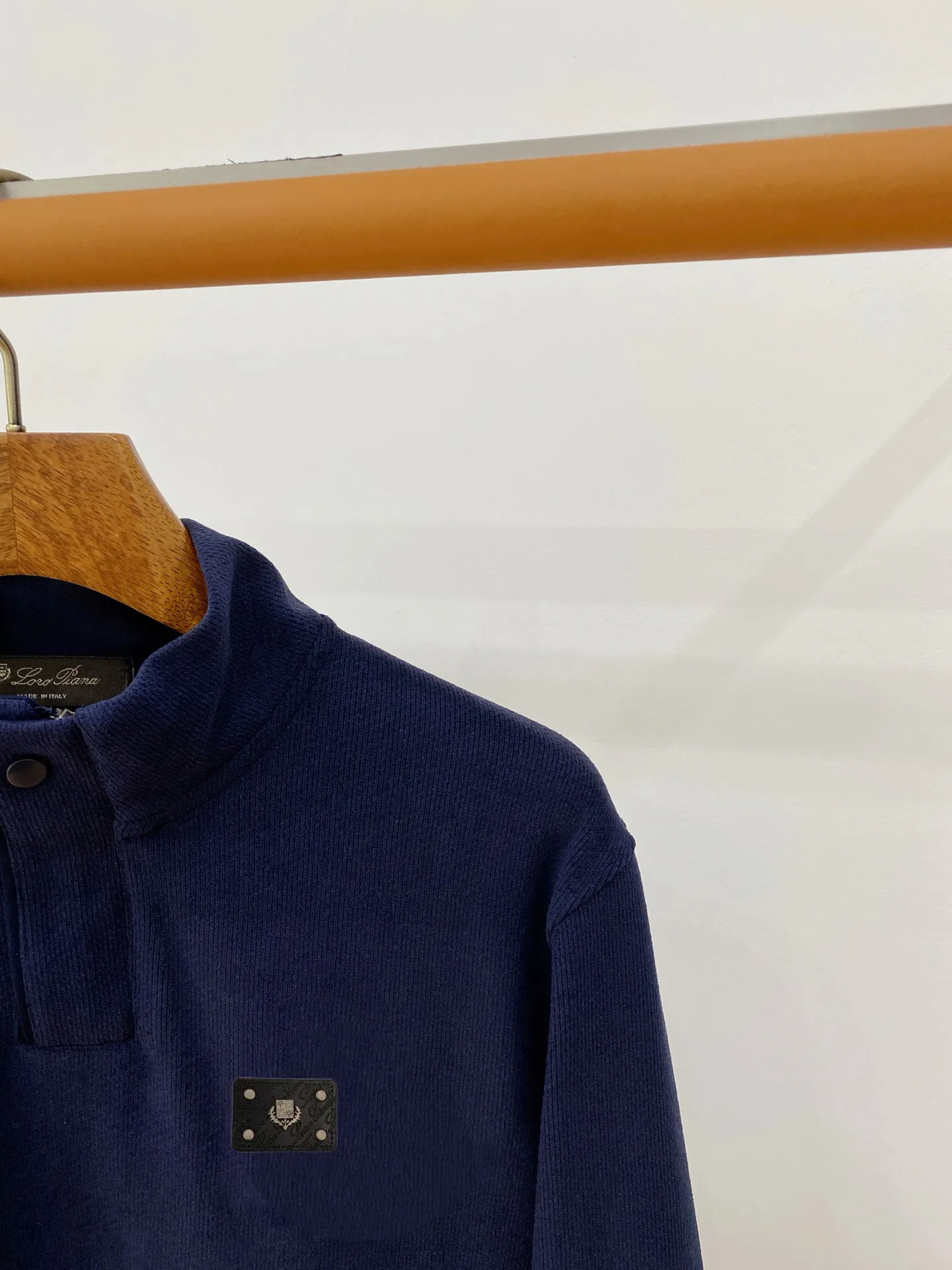 , LP 2051 autumn and winter New Arrival men's casual round neck sweatshirt, the final channel product has appeared! ! Simultaneous sales at the counter! It is no exaggeration to say that LP items have always been one of the must-have items for successful business people! The brand's high-end style and powerful aura are not something that everyone can easily overcome. The fabric is customized with 24% cotton + 69% polyester + 7% spandex, the stitching is neat, and the upper body is fashionable and stylish. Size:M-3XL